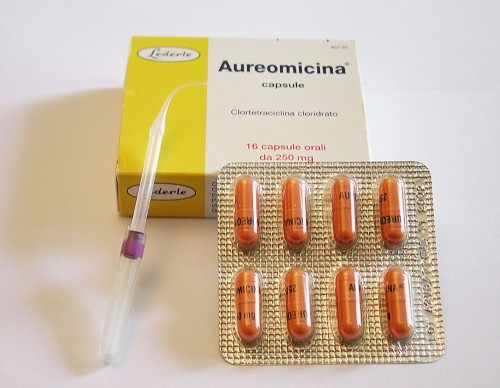 Esoftalmia - Aureomicina le capsule e la pipetta